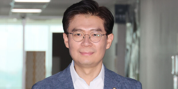 조정훈 의원은 극한의 진영대결을 노정하고 있는 21대 국회에서 한때 합리적인 대안 제시와 가치지향적인 정치인으로 호평을 받았던 인물이었다. /연합뉴스