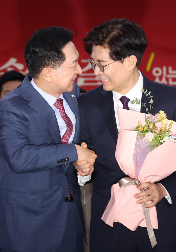 9월 21일 강서구 문화복지센터에서 열린 국민의힘 동행 서약식에서 김기현 대표가 합당을 선언한 시대전환 조정훈 의원과 악수를 하고 있다. /연합뉴스