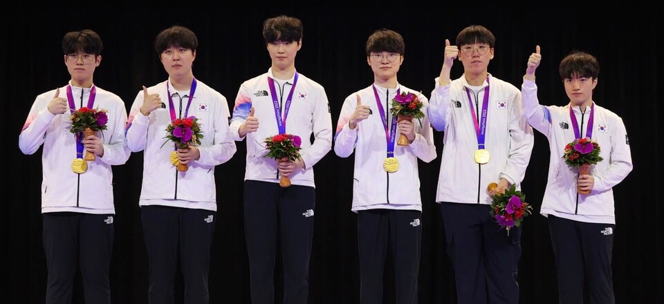 2022 항저우 아시안게임 E스포츠 부문 리그오브레전드(LoL) 대한민국 국가대표. 왼쪽부터 최우제(소속팀 제우스), 서진혁(카나비), 정지훈(쵸비), 이상혁(페이커), 박재혁(룰러), 류민석(케리아) /연합뉴스