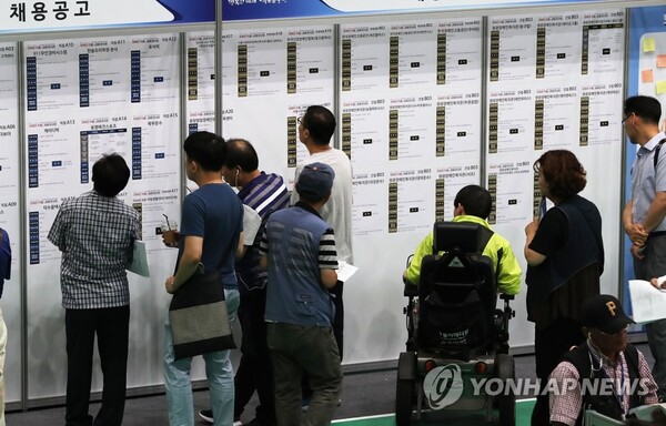 서울 중랑구 중랑문화체육관에서 열린 장애인 일자리 박람회에서 구직자들이 채용공고를 살펴보고 있다. /연합뉴스