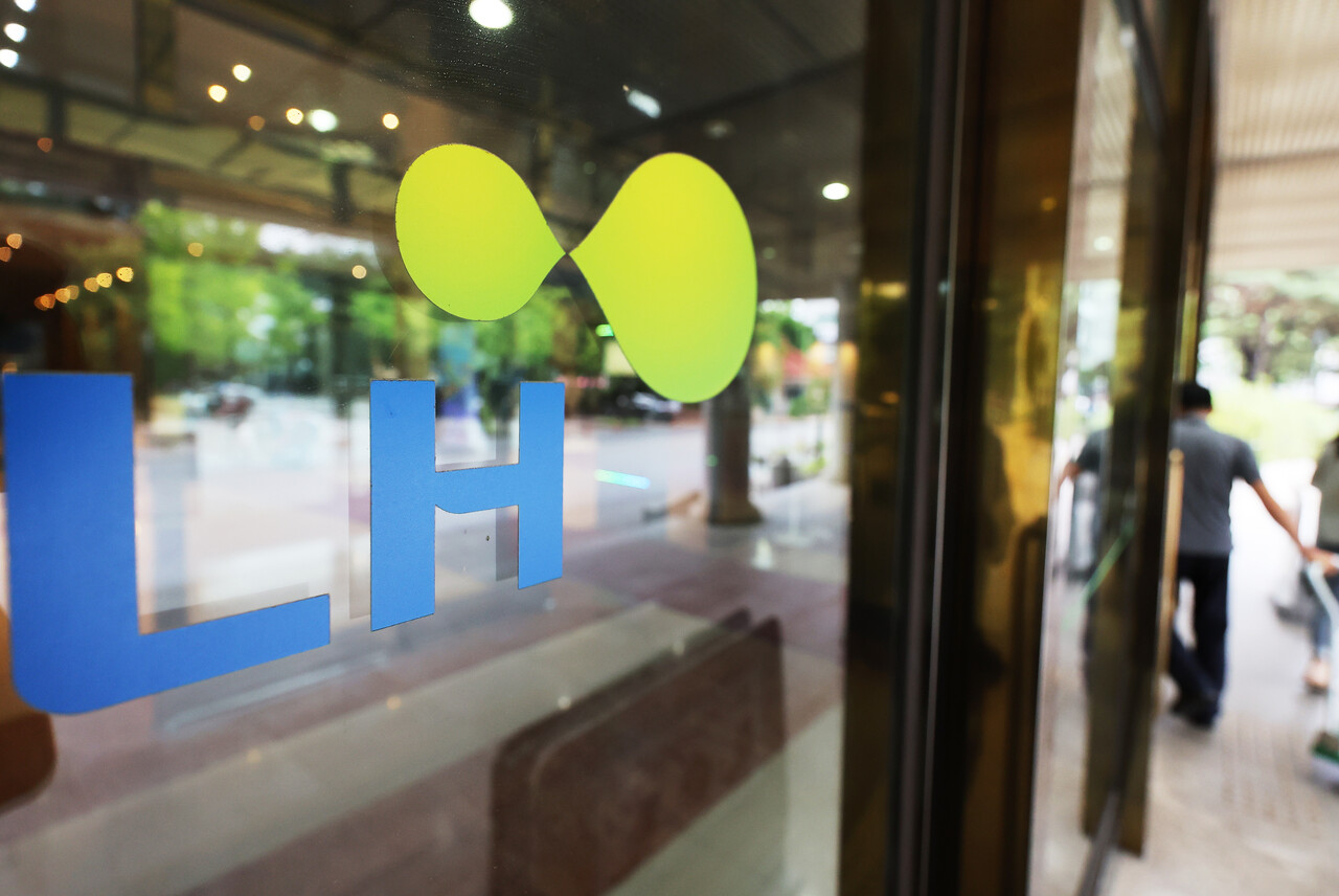 지난해 상반기 코로나19 확진을 이유로 병가를 사용한 직원 2612명 중 1639명(62.7%)이 확진 증빙서류를 제출하지 않았다. LH가 자체적으로 관리하던 코로나19 확진 이력과 질병관리청 기록을 비교·검토한 결과, 이 중 3명은 코로나19에 확진되지 않았지만 증명서를 위조하거나 확진 증명서 없이 병가를 사용했다. /연합뉴스