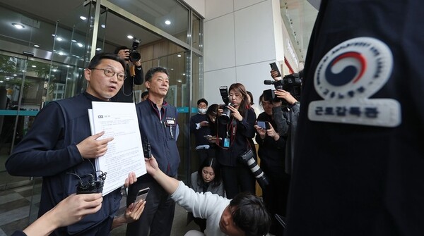 민주노총 관계자들이 지난 4월 21일 고용노동부 직원들의 사무실 진입을 막고 있다. /연합뉴스