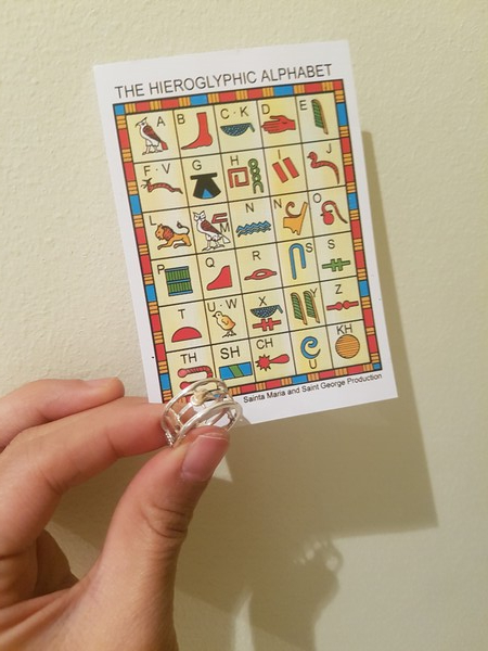 상형문자가 새겨진 은반지. /나소영