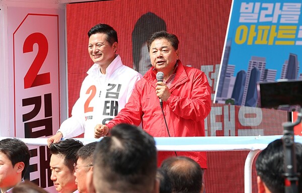 구상찬 국민의힘 10·11 강서구청장 보궐선거 공동선거대책위원장 겸 서울 강서갑 당협위원장이 지난달 28일 발산역 광장에서 김태우 강서구청장 후보를 지원하고 있다. /국민의힘 강서갑 당협위원회