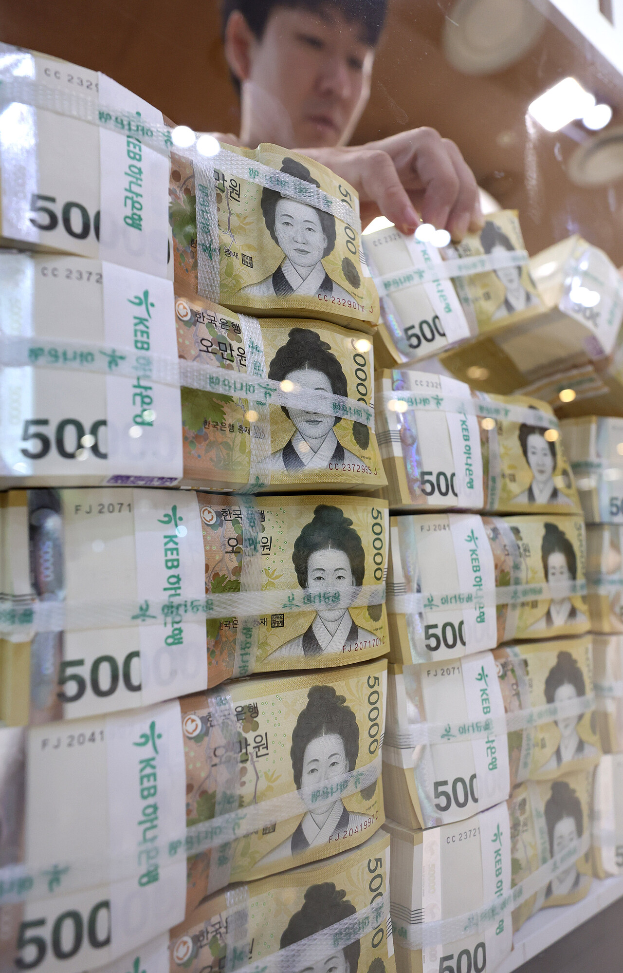 이번 논란은 결국 최대 세수 결손에서 기인한다. 사진은 오만원권 지폐 /연합뉴스