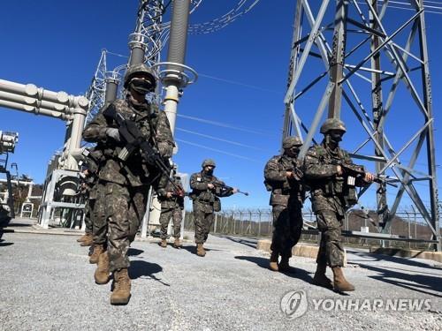 변전소 방호 훈련하는 육군 장병들 /연합뉴스