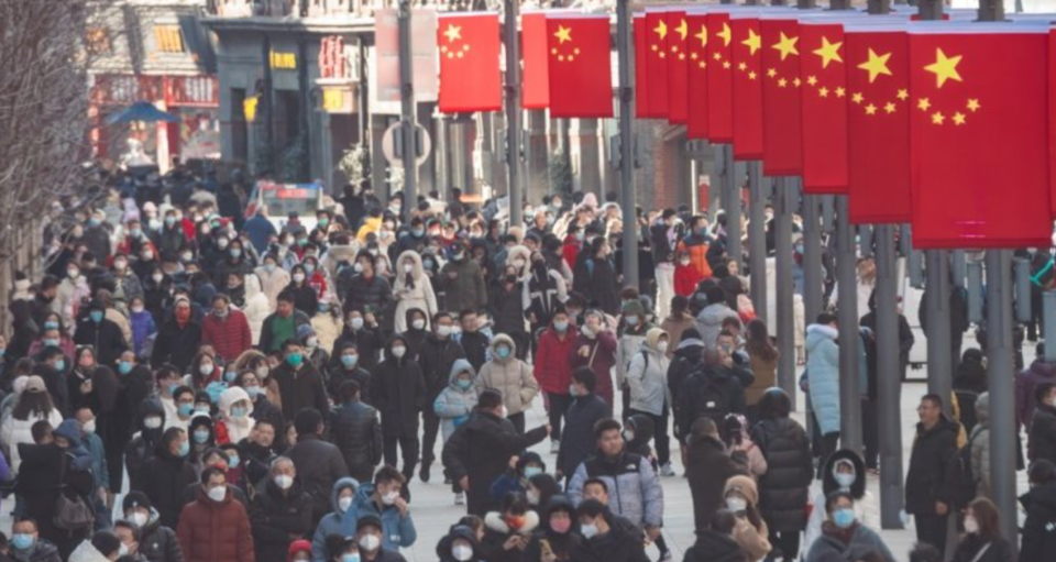중국의 한 거리에 인파가 몰리고 있다. 해당 사진은 기사와 관련 없음 /연합뉴스