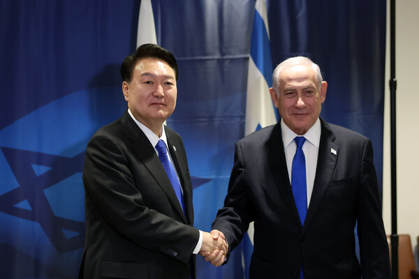 제78차 유엔 총회 참석차 미국을 방문한 윤석열 대통령이 지난 9월 20일(현지 시간) 뉴욕에서 열린 한·이스라엘 정상회담에서 베냐민 네타냐후 이스라엘 총리와 악수하며 기념 촬영을 하고 있다. /공동취재=연합뉴스