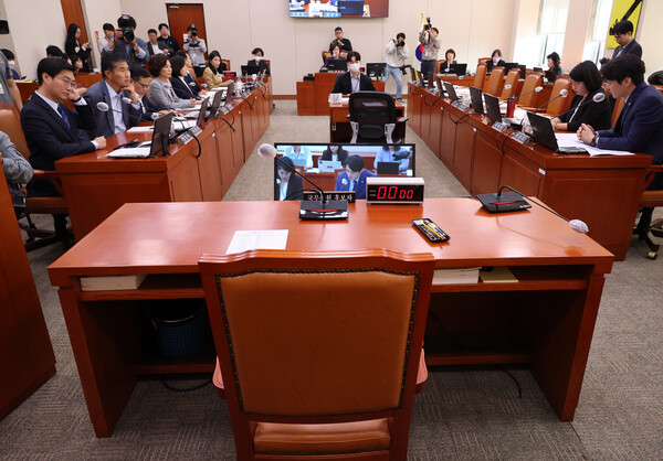 6일 국회 여성가족위원회에서 열린 김행 여성가족부 장관 후보자 인사청문회에 여당 의원과 김 후보자의 자리가 비어 있다. /연합뉴스