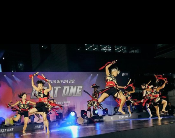 아프리카 댄스 컴퍼니 따그는 ‘Fight Like a Girl’이라는 캐치프레이즈로 한국과 배냉의 검무를 결합한 새로운 작품을 창작했다. /사진=인스타그램 @tagg_dance