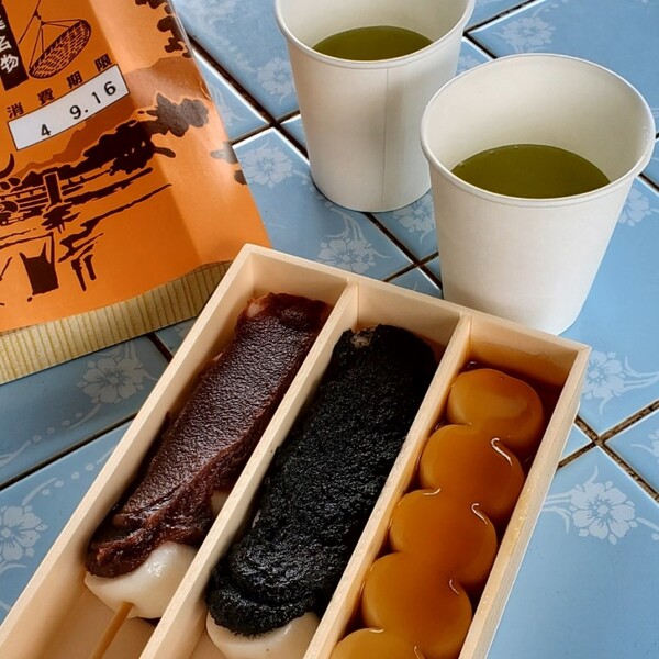 바구니 속에는 한입 크기의 당고가 5개씩 끼어있는 것이 세 꼬치나 들어있다. 1인분이라고 생각했는데 녹차가 두 잔 있는 걸 보니 2인분이다. /사진=양은심