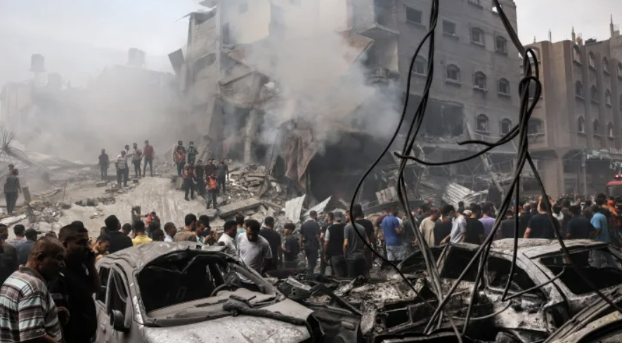 10월 9일 이스라엘군의 공습을 받은 가자지구 내 건물이 불에 타고 있다. /AP=연합뉴스