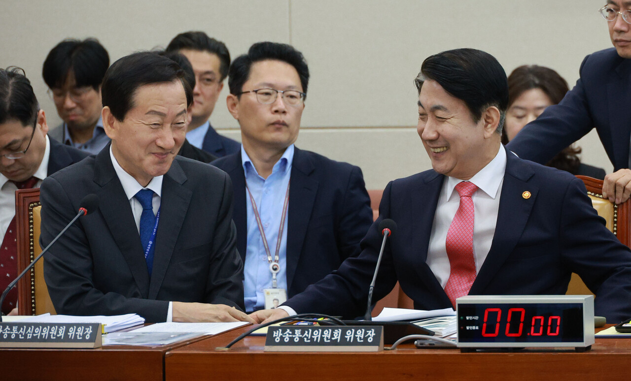 이동관 방송통신위원회 위원장(오른쪽)과 류희림 방송통신심의위원장이 10일 국회에서 열린 과학기술정보방송통신위원회 국정감사에 참석해 서로 인사를 나누고 있다. /연합뉴스