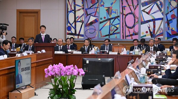 안철상 대법원장 권한대행이 10일 오전 서울 서초구 대법원에서 열린 국회 법제사법위원회 대법원 및 법원행정처 등 산하기관에 대한 국정감사에서 인사말을 하고 있다. /국회사진기자단=연합뉴스