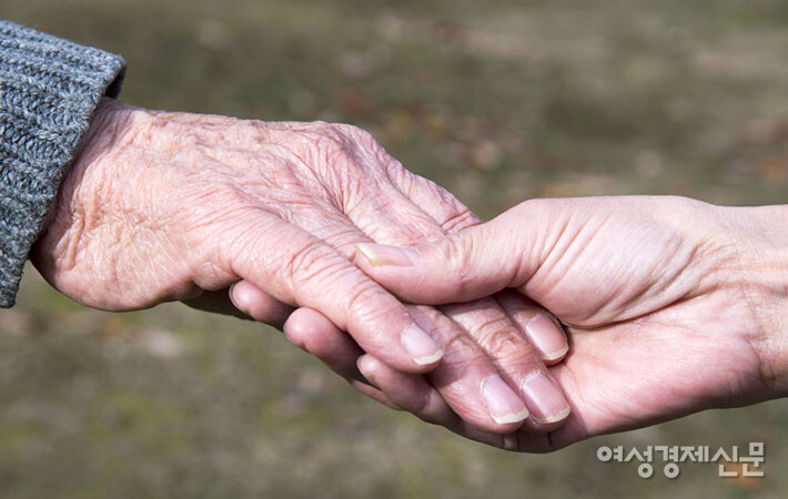 어느 한 커플이 두 손을 맞잡고 있다. /여성경제신문