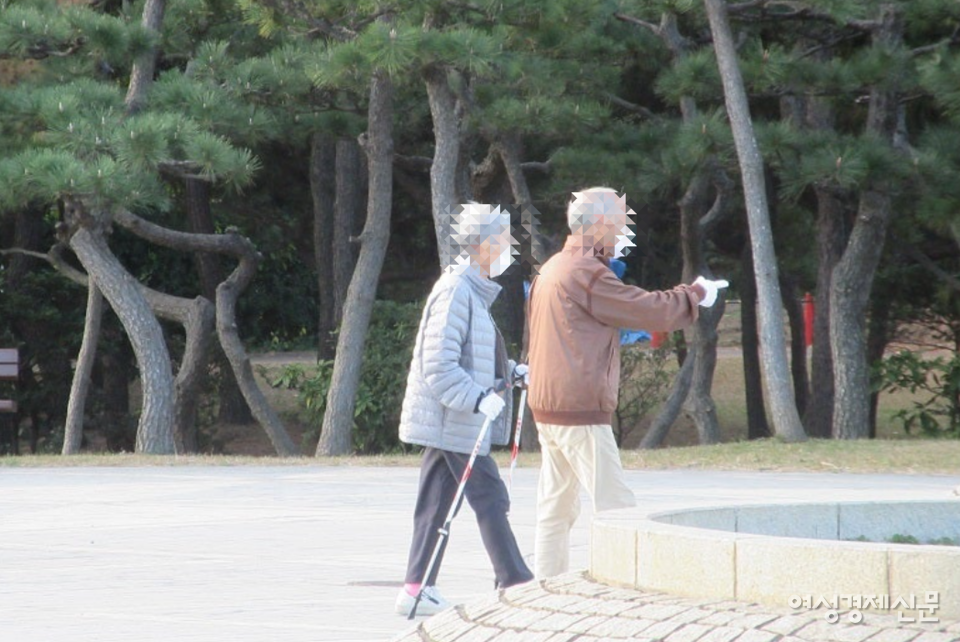 익명을 요구한 한 황혼커플이 공원을 산책하고 있다. /여성경제신문