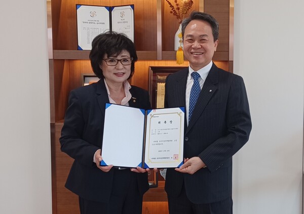 신한금융그룹 사옥에서 진옥동 신한금융그룹 회장에게 고문 위촉장을 전달하는 허명 한국여성단체협의회장. /한국여성단체협의회