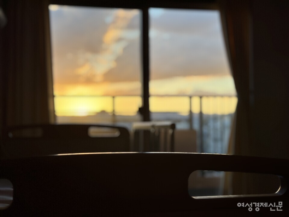 일본 간사이 교토에 위치한 '고향의집' 요양원에 있는 한 입소자의 방. 침대 너머로 노을이 비춘다. /김현우 기자