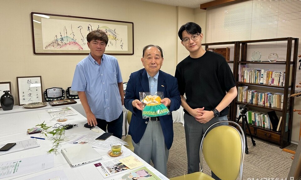 지난 8월 31일 일본 교토 고향의집에서 취재진과 만난 윤기 고향의집 이사장(가운데)과 취재진. /고향의집
