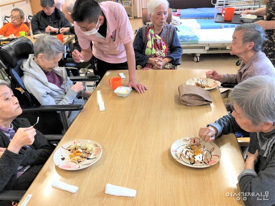 일본 오사카에 위치한 한 노인 요양 시설에서 케어매니저가 입소 첫날째인 입소자를 대상으로 향후 일정에 대해 설명하고 있다. /김현우 기자