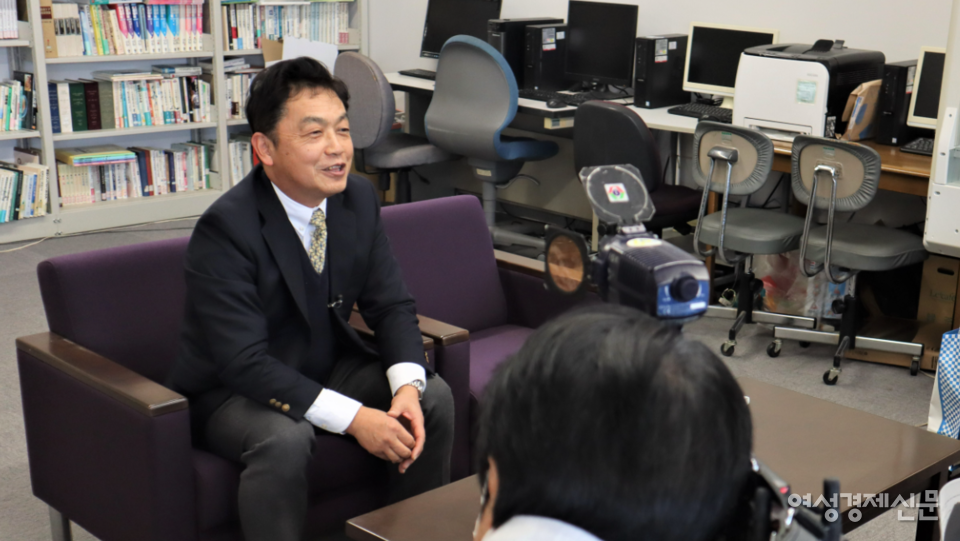 취재진과 인터뷰하고 있는 후로다겐지 오사카부립대 사회복지학과 교수. /김현우 기자