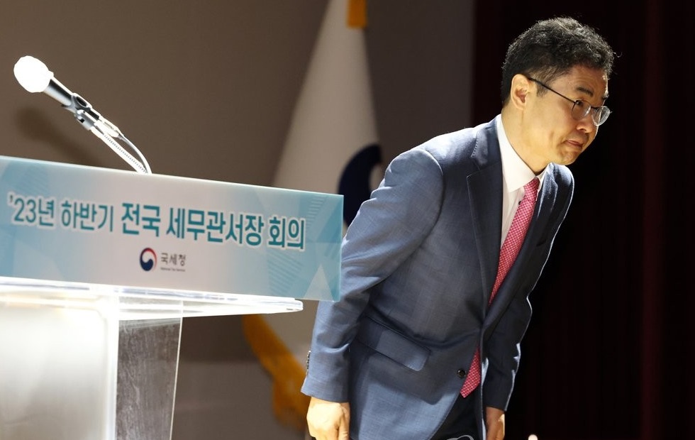 김창기 국세청장이 10일 오전 세종시 정부세종청사에서 열린 23년 하반기 전국 세무관서장 회의에서 당부의 말을 전한 뒤 인사하고 있다. /연합뉴스