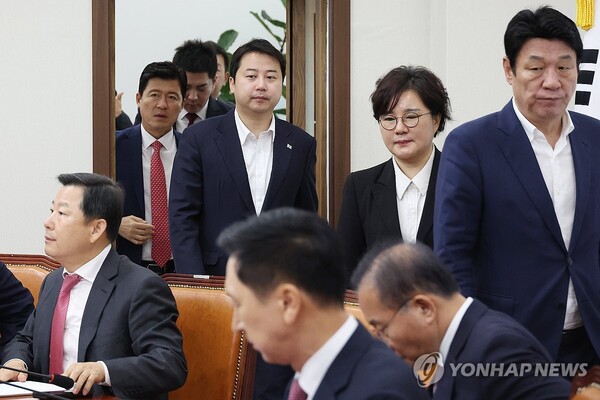 국민의힘 지도부가 12일 국회에서 열리는 최고위원회의에 어두운 표정으로 입장하고 있다. /연합뉴스