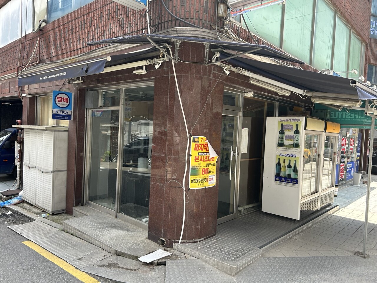 편의점은 폐업했지만 경찰서에서 공개한 자료에는 여전히 안심 귀갓길의 시작점이 ‘이마트24’로 표시되어 있다. /유승하