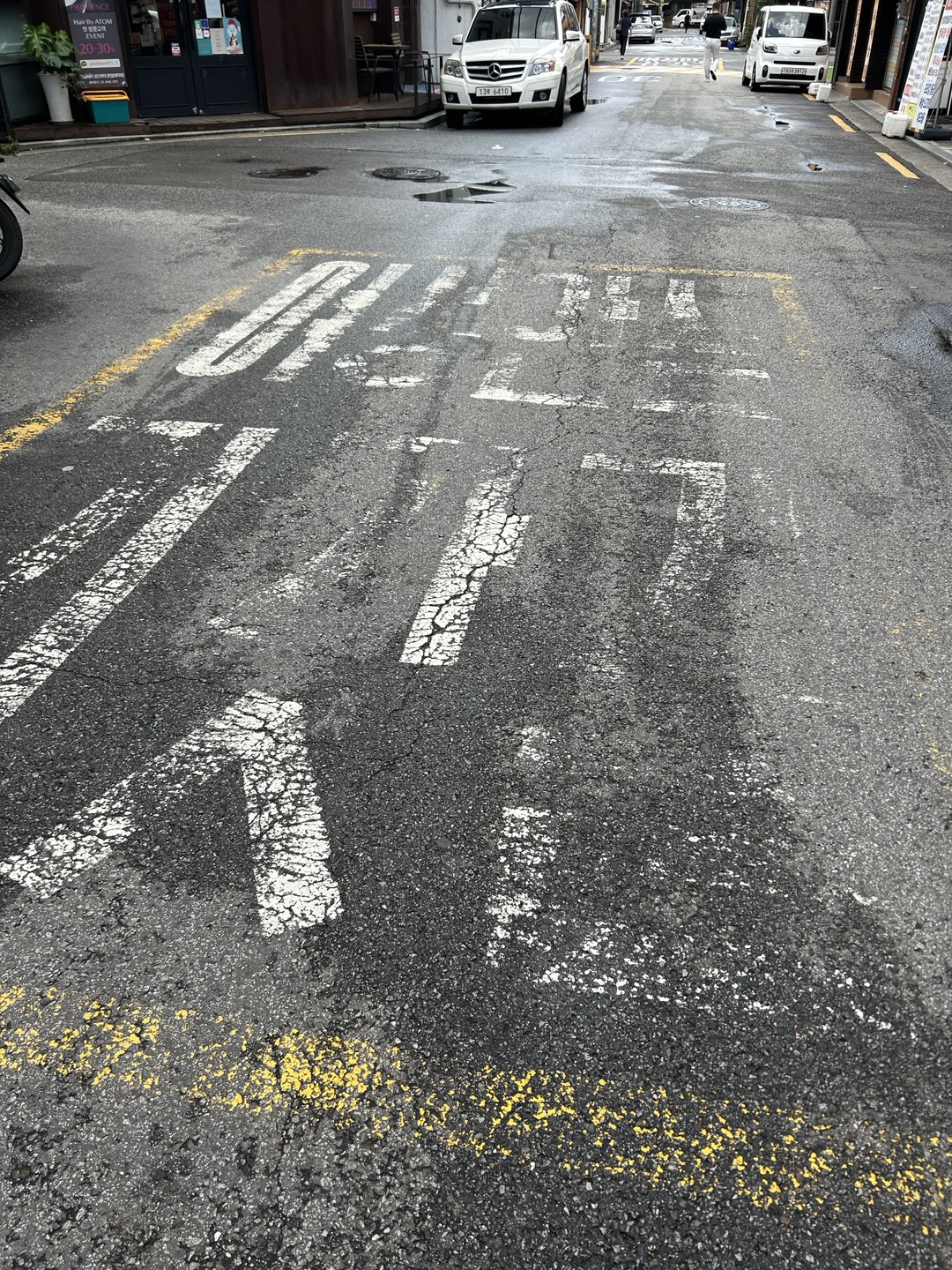 ‘여성 안심 귀갓길’ 노면표시는 훼손되어 뜻을 파악하기 어렵고, 심지어 주차 차량에 가려지기도 한다. /유승하