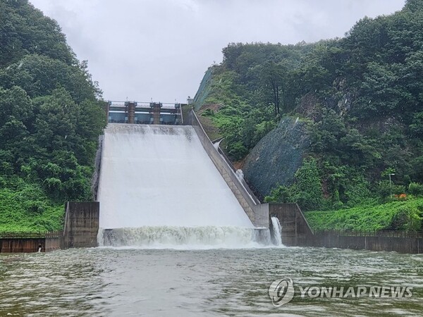 장맛비가 쏟아진 7월 완주군 대아저수지에서 물을 방류하고 있다. /연합뉴스