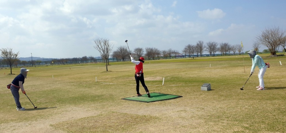 시니어 회원들이 파크골프를 즐기고 있다. /연합뉴스