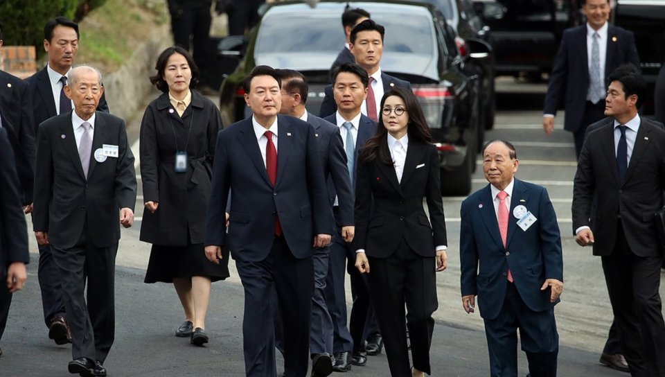 윤석열 대통령과 부인 김건희 여사가 13일 전남 목포 공생원에서 열린 공생복지재단 설립 95주년 기념식에 입장하고 있다. /연합뉴스
