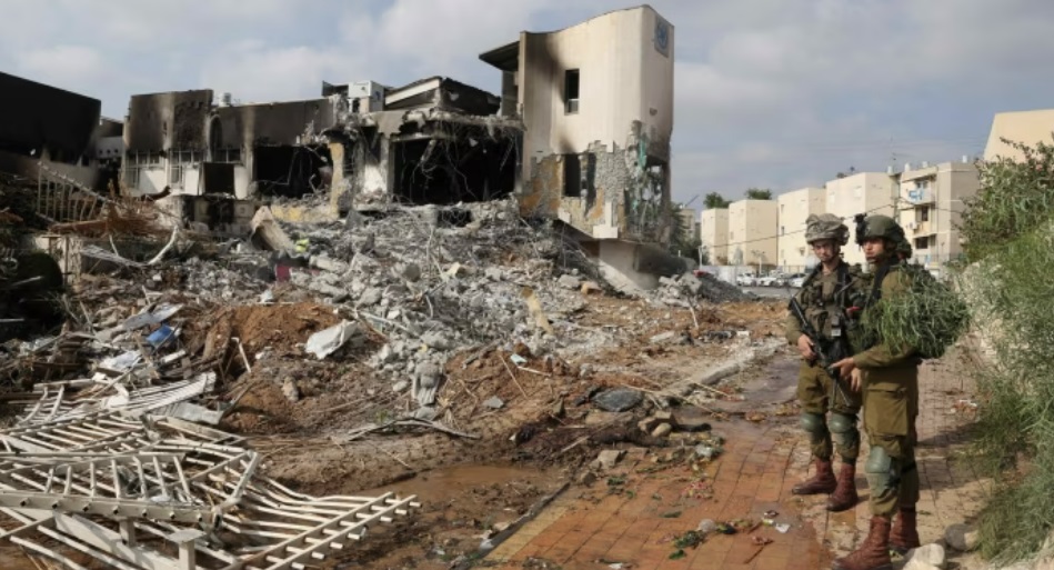 팔레스타인 주민 자치지역 가자지구 내 파괴된 경찰서 앞에 있는 이스라엘 군인들. /AP=연합뉴스