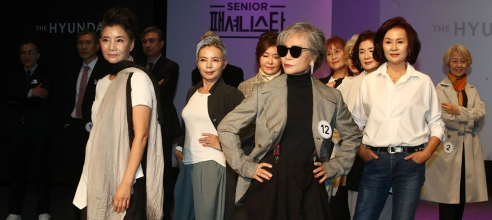 당당한 표정을 짓고 있는 시니어 모델들의 모습이다. /연합뉴스
