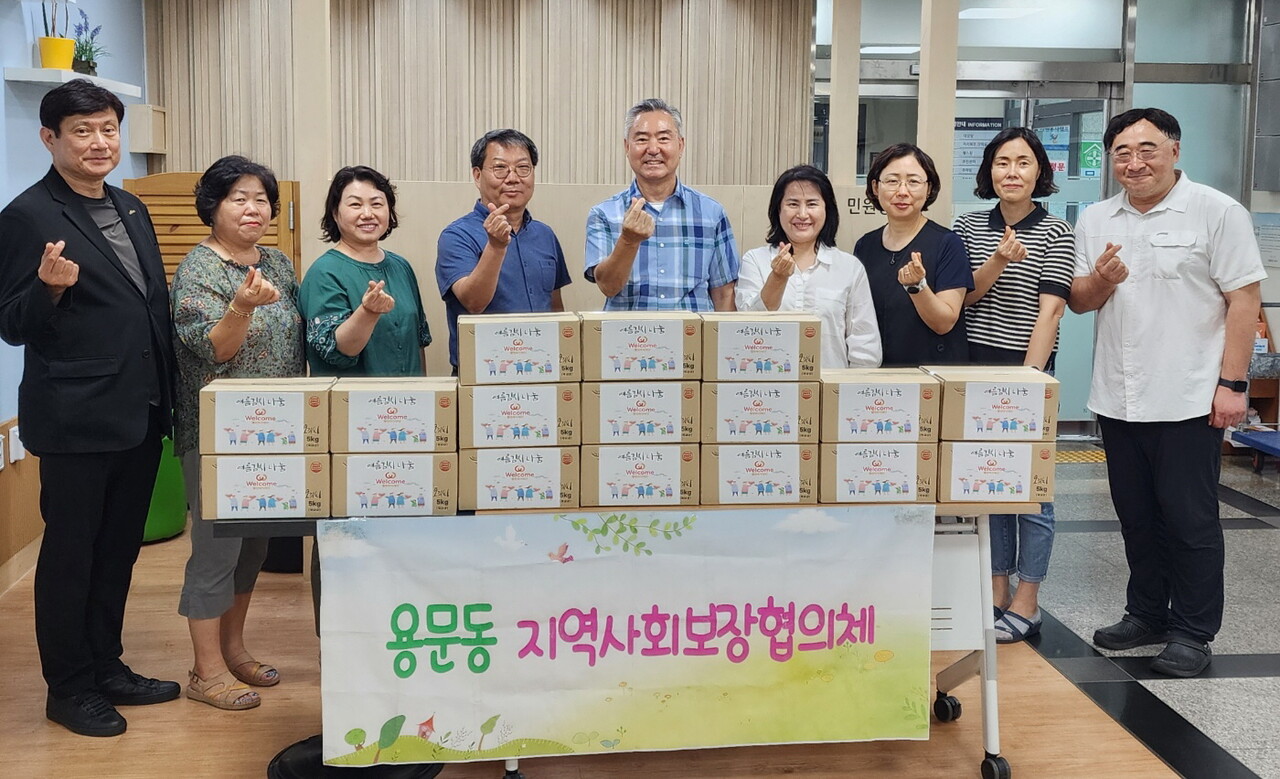 웰컴저축은행 등 계열사를 보유한 웰컴금융그룹은 웰컴복지재단과 함께 서울 용산구에 거주하는 독거노인과 취약계층 135가정을 대상으로 ‘사랑의 김치 나눔’ 행사를 진행했다. /웰컴저축은행