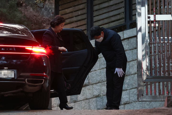 현정은 현대그룹 회장이 차에서 내려 자택으로 들어가고 있다. /연합뉴스