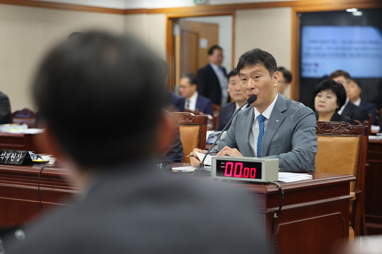 17일 서울 영등포구 금융감독원에서 열린 금감원에 대한 국회 정무위원회 국정감사에서 이복현 금융감독원장이 발언하고 있다. /연합뉴스