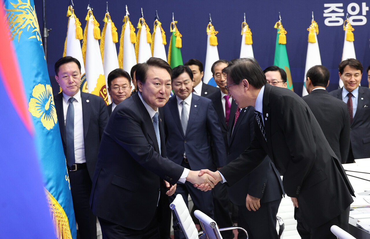 윤석열 대통령이 2월 10일 전북 전주시 전북도청에서 열린 제3회 중앙지방협력회의에 입장하며 지방자치 단체장들과 인사를 나누고 있다. /연합뉴스