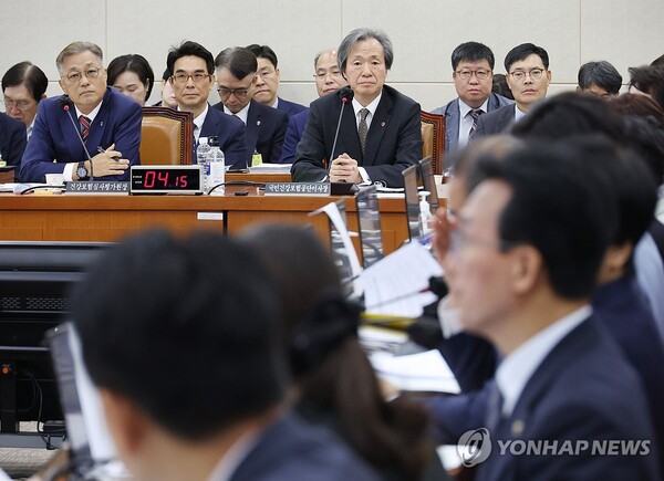 국민건강보험공단 정기석 이사장이 18일 국회에서 열린 보건복지위원회 국정감사에서 의원 질의를 듣고 있다. 왼쪽은 강중구 건강보험심사평가원장. /연합뉴스