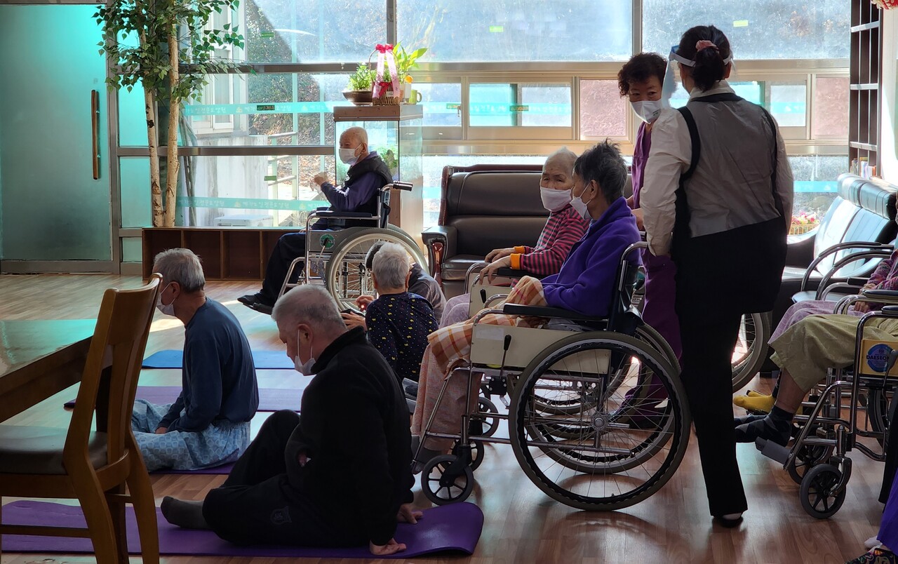 국내 한 노인 요양시설에서 어르신들이 요양보호사의 보조를 받고 있다. /김현우 기자