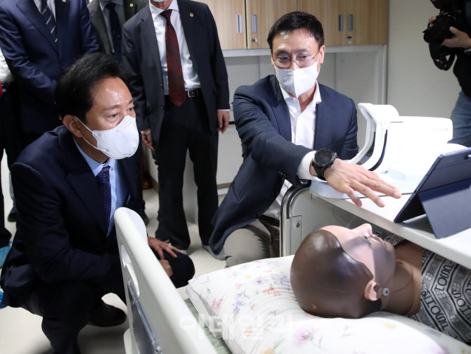 오세훈(왼쪽) 서울시장이 17일 오후 시립 강동실버케어센터 개원식에서 시설을 둘러보고 있다. /서울시