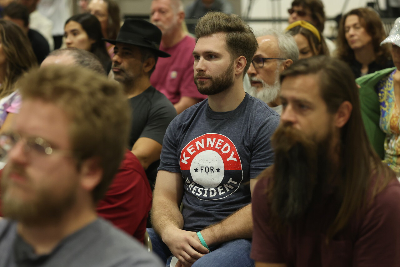 지난 12일(현지 시각) 미국 텍사스주 달라스에서 열린 '인디펜던스 투어'에서 로버트 F. 케네디 주니어의 연설을 경청하고 있는 지지자. /EPA=연합뉴스