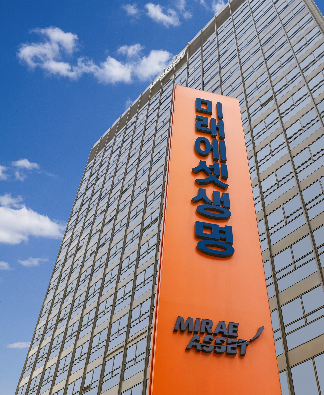 미래에셋생명은 보험과 대출 등 업무 문서를 전자문서로 전환하고, 전자증명서 및 전자위임장을 통해 모바일에서 서류를 주고받는 등 페이퍼리스 시스템을 도입했다. /미래에셋생명