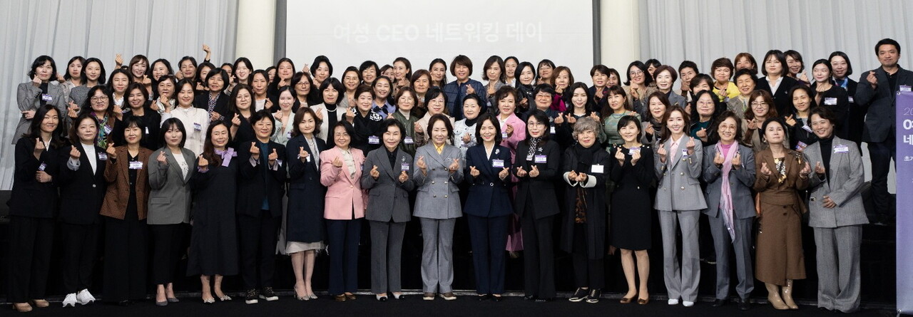 19일 세빛섬 플로팅아일랜드에서 열린 '2023 여성 CEO 네트워킹데이' 참석자들이 기념 촬영을 하고 있다. /여경협