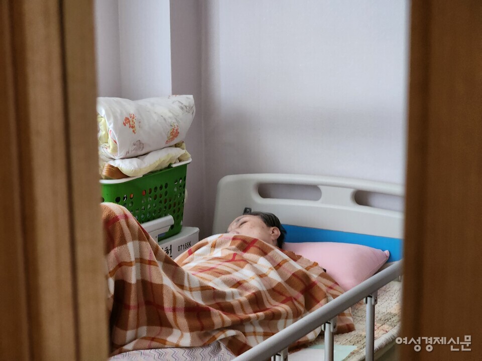 충청북도 청주시에 위치한 한 노인요양시설에 입소자가 누워있다. /김현우 기자