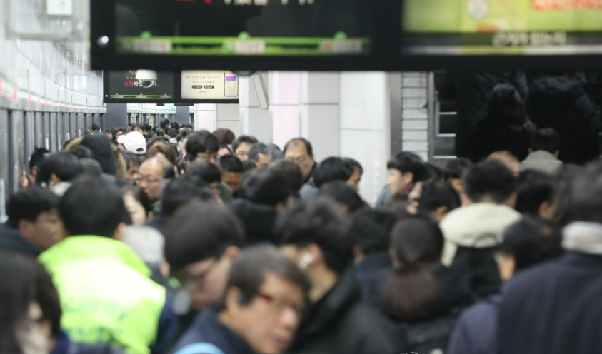 수도권 밀집 현상은 앞으로도 지속될 것으로 보인다. 아침 출근 시간 사람들로 붐비는 신도림역 모습 /연합뉴스