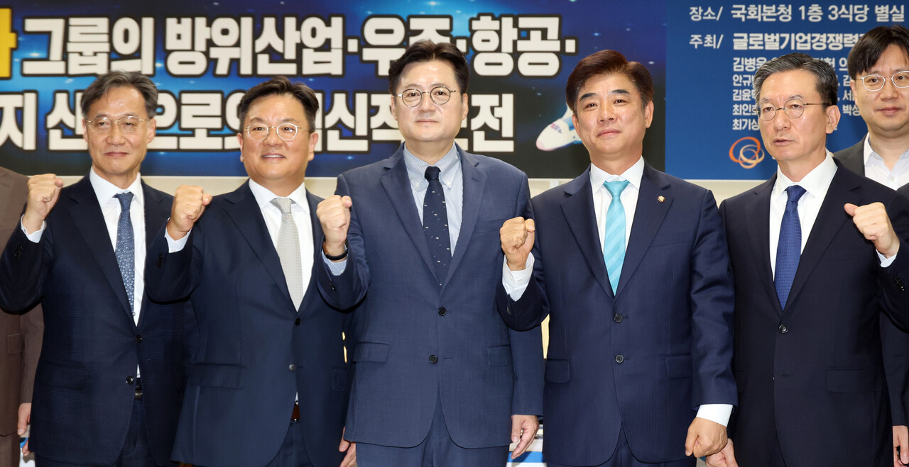 지난 10월 5일 국회에서 열린 더불어민주당 글로벌기업 경쟁력 강화 의원모임 한화 그룹 초청 토론회 참석자들이 기념촬영을 하고 있다. 왼쪽부터 유동수 의원, 이성수 사장, 홍 원내대표, 김병욱 의원, 정성호 의원. /연합뉴스