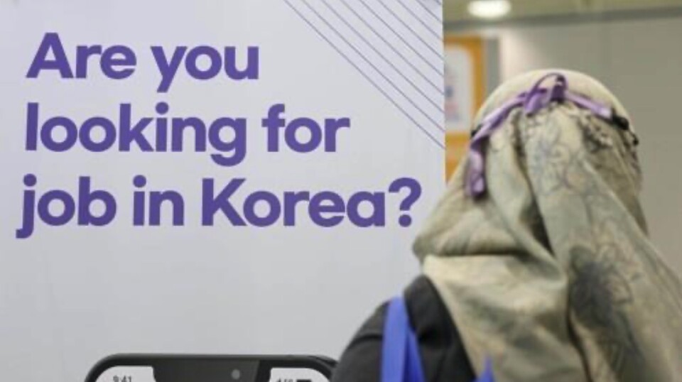 지난 2022년 10월 21일 오후 서울 강남구 코엑스에서 열린 '2022 외국인 유학생 채용박람회'를 찾은 유학생이 부스를 둘러보고 있다. /연합뉴스