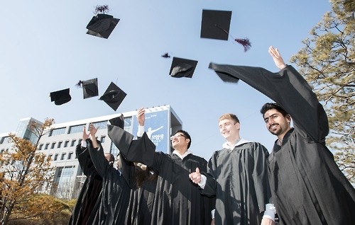 전북대 졸업한 외국인 유학생들. /연합뉴스