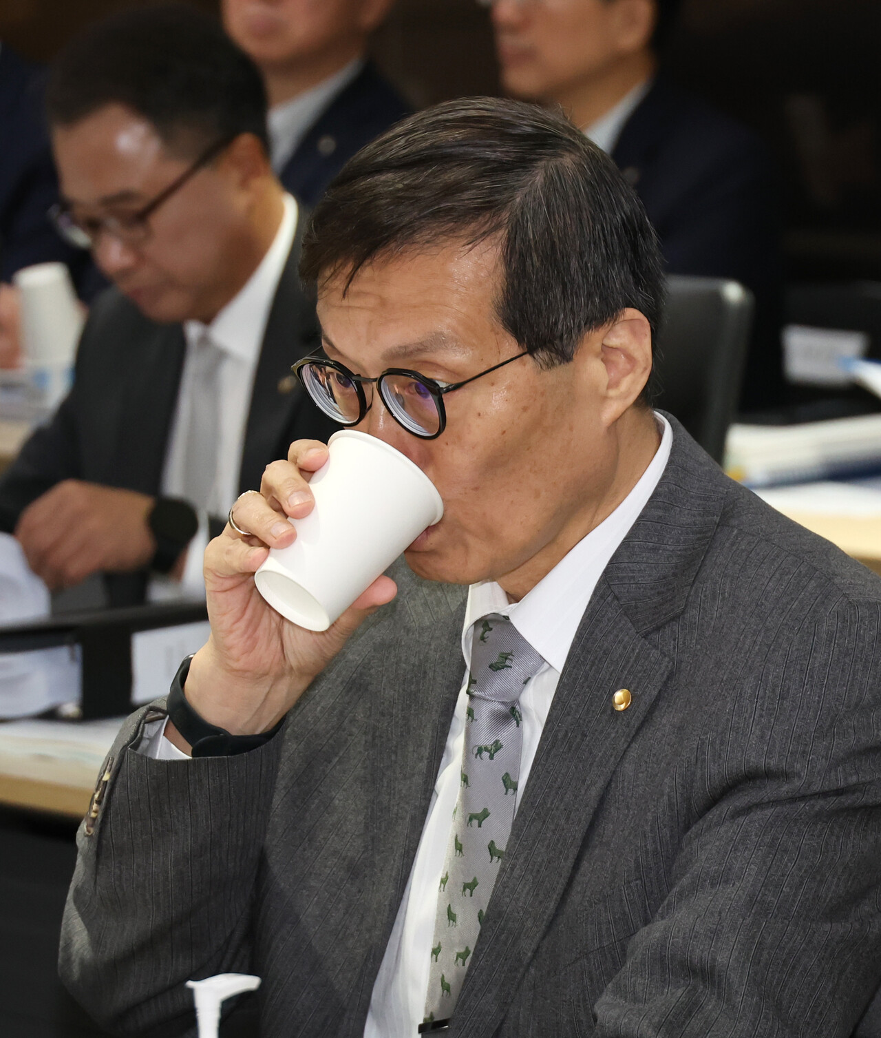 이창용 한은 총재(사진)는 지난 23일 국감장에서 이 같은 딜레마에 대해 토로했다. 사진은 국감장에서 물 마시는 이창용 총재 /연합뉴스